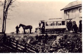 Ulrum-1915-Paardetram-reed-tussen-Winsum-en-Ulrum-in-1897-tot-1922-De-tram-staat-op-de-plein-voor-het-station-930x618